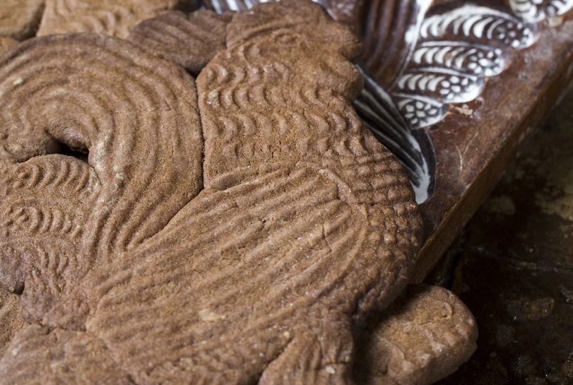 Een speculaasfiguur in de vorm van een kip